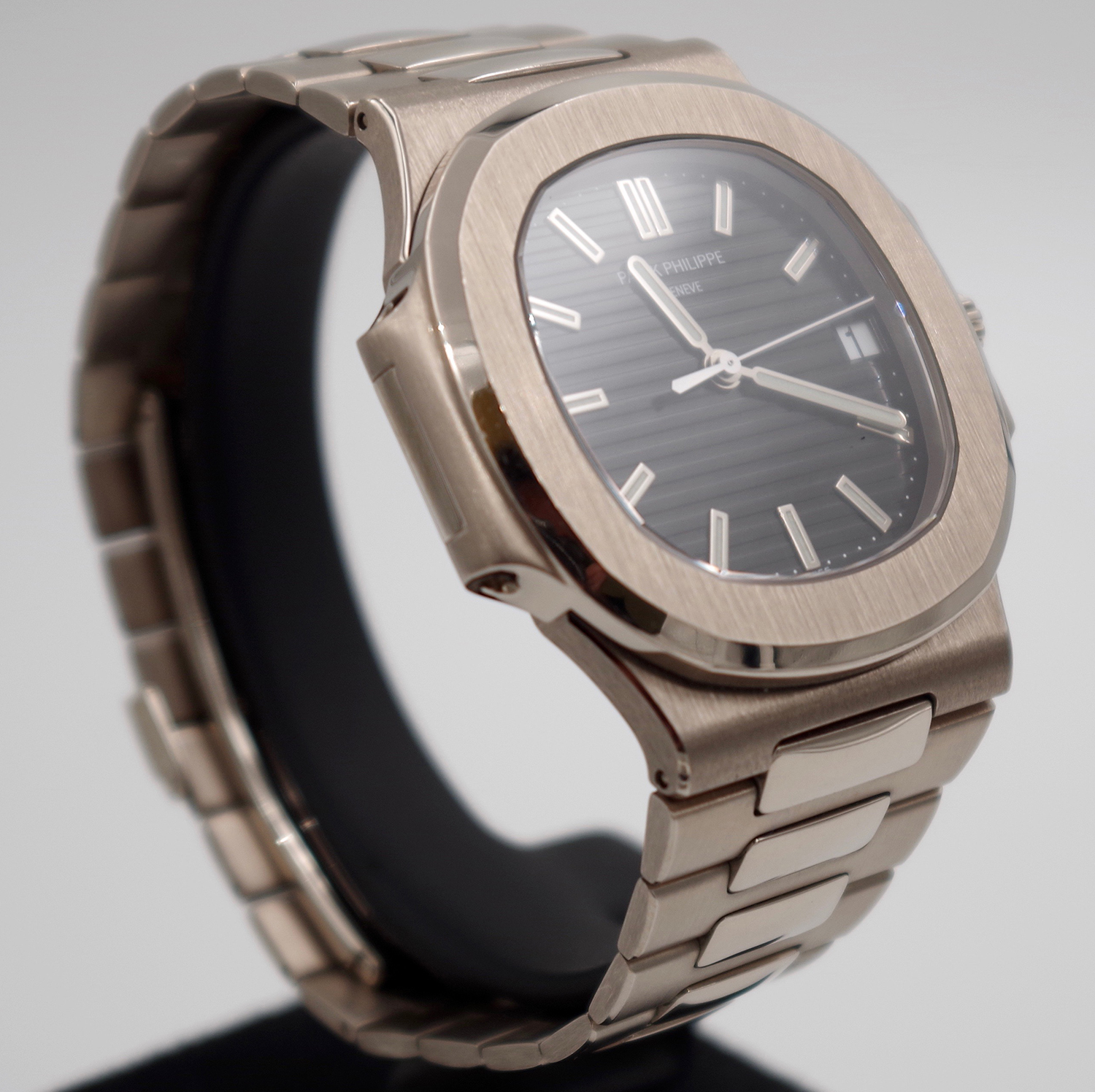 Patek Philippe Nautilus 3711/1G-001 Jumbo patekphilippe-nautilus-3711G-2