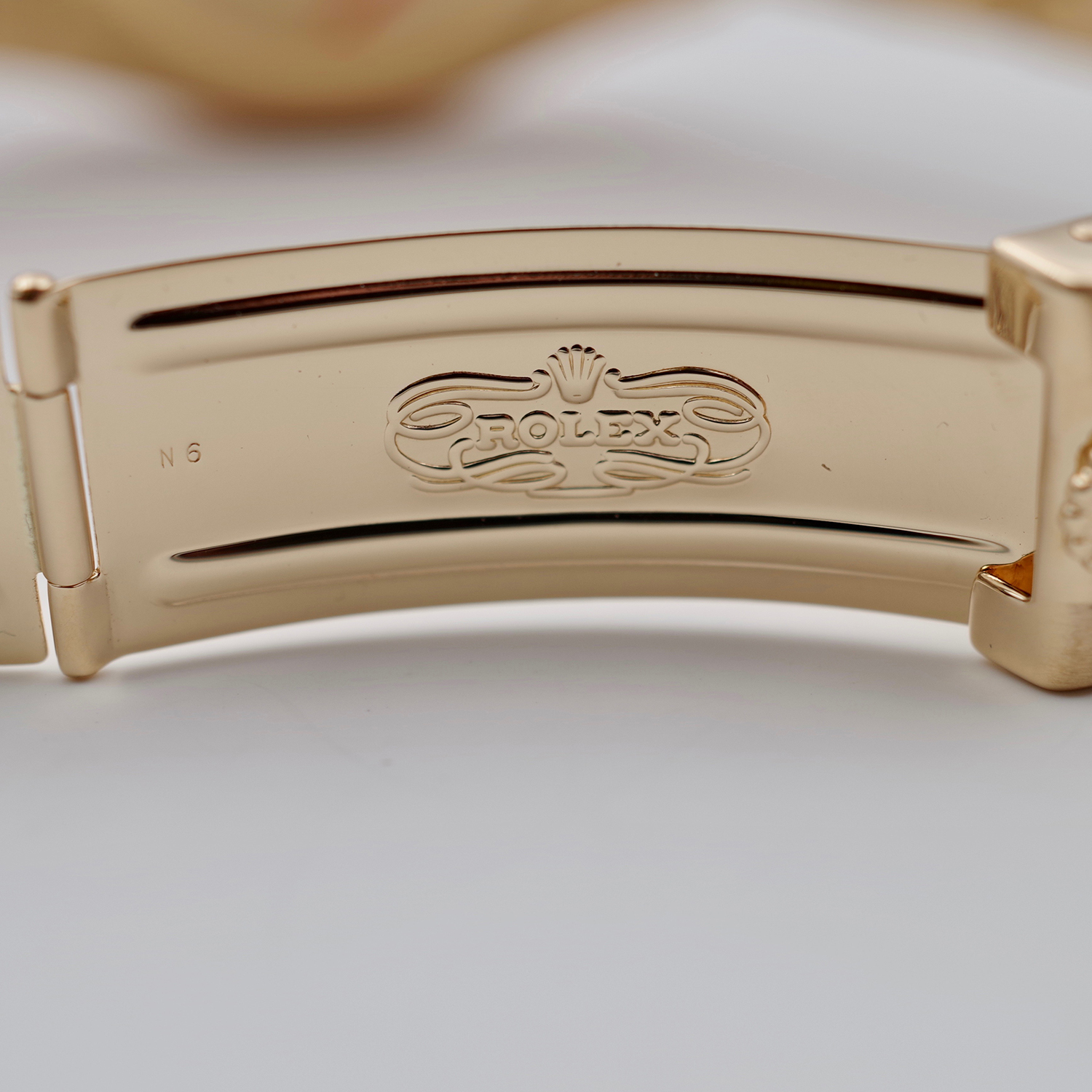 Rolex Daytona 16528 floating dial unpolished 1988 serial R rolex-daytona-16528-floating-R-10