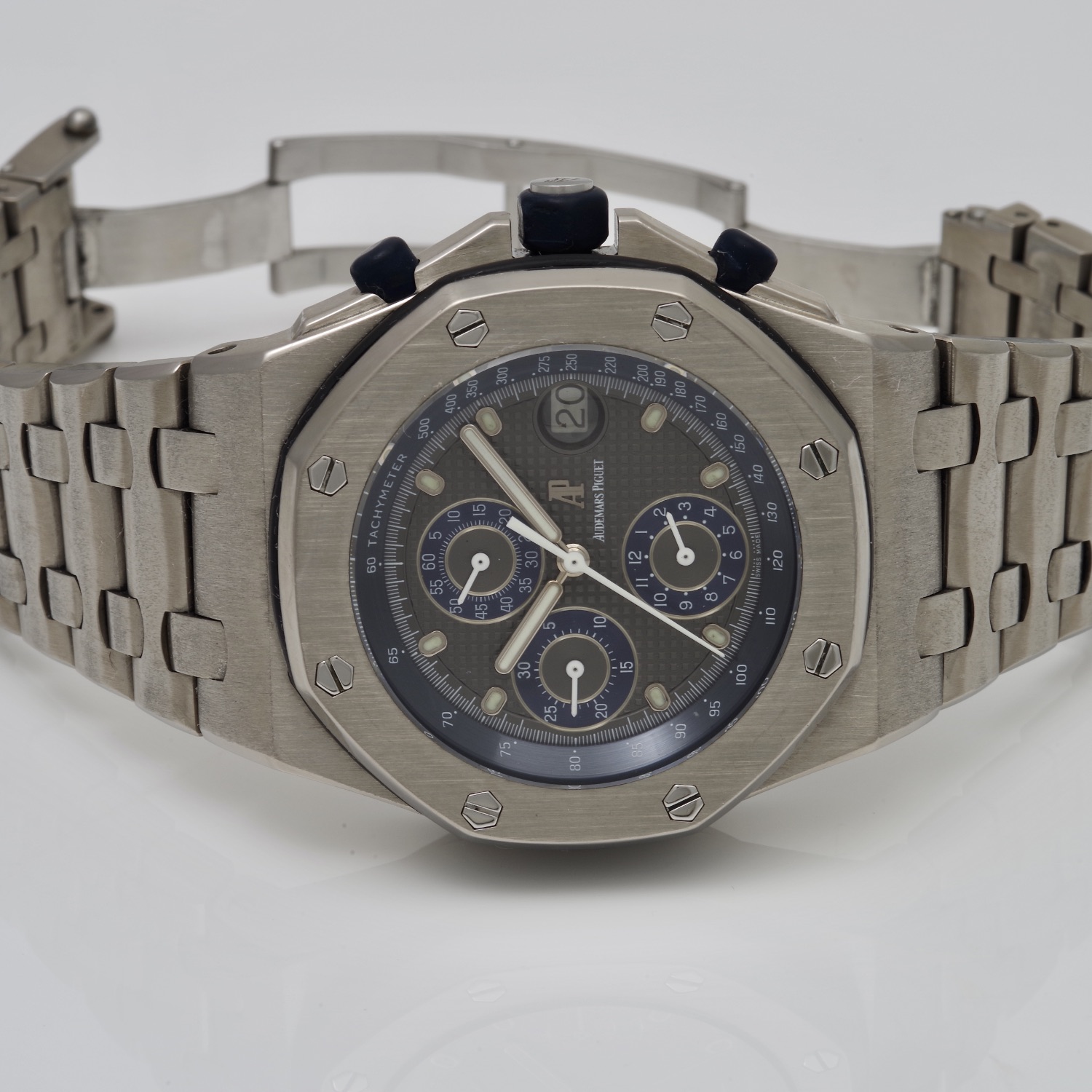 Audemars Piguet Royal Oak Offshore 25721TI.OO.1000TI.01 audemars-piguet-offshore-25721-titane-2