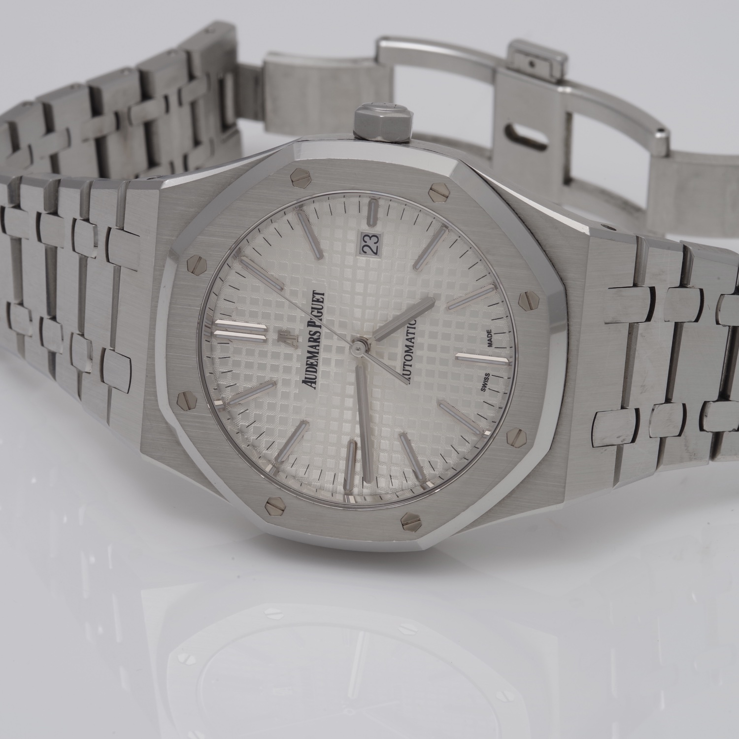 Audemars Piguet Royal Oak 15400ST.OO.1220ST.02 audemars-piguet-royal-oak-15400-2